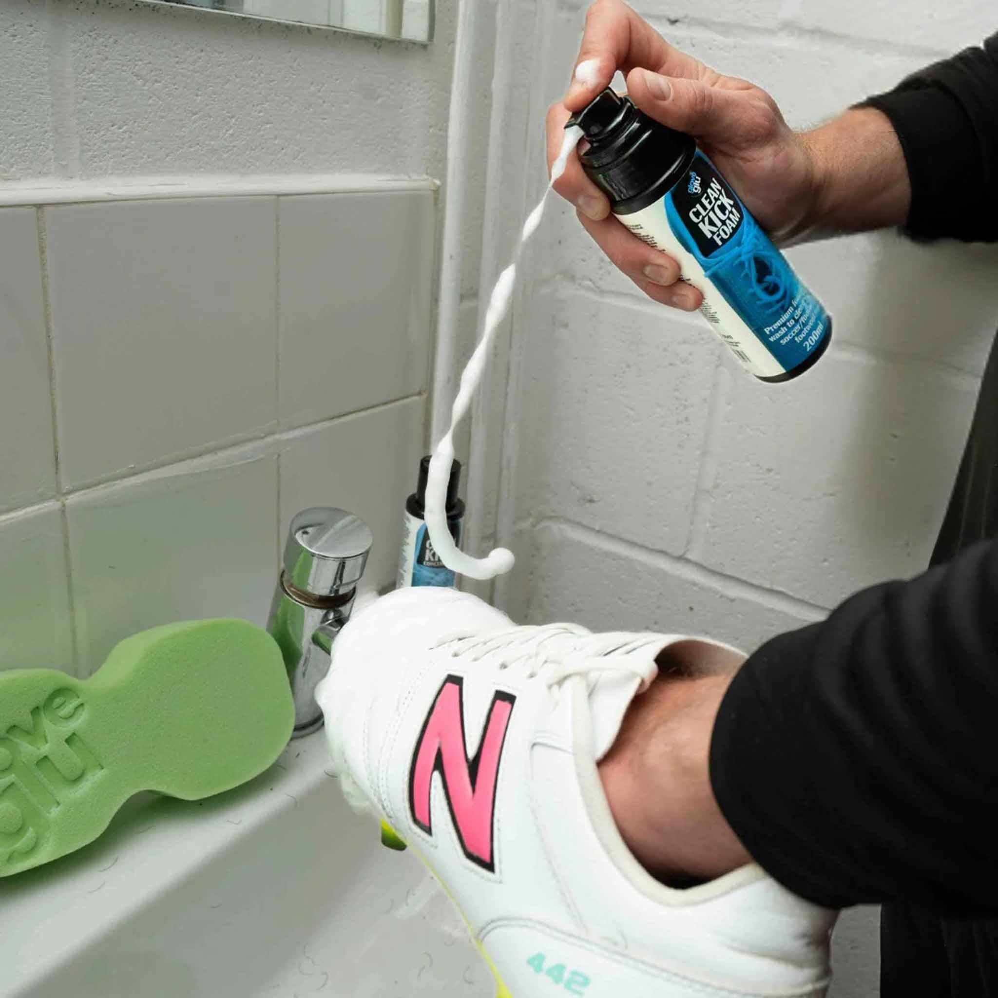 GloveGlu Clean Kick Foam nettoyant pour chaussures et équipement de soccer - Image 2