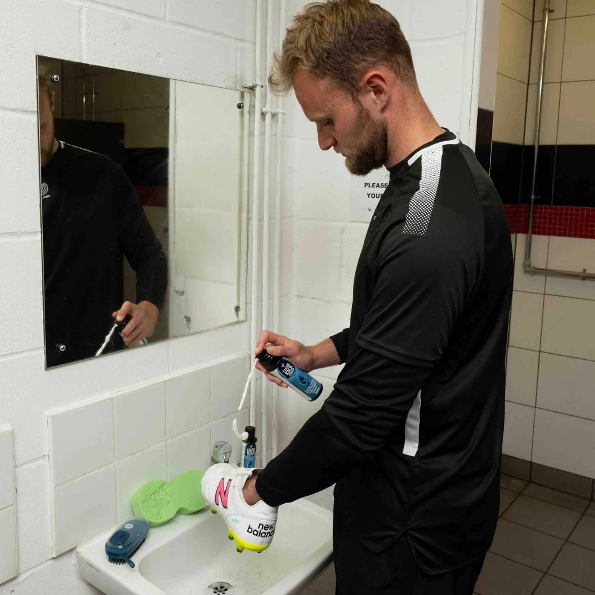 GloveGlu Clean Kick Foam nettoyant pour chaussures et équipement de soccer - Image 5