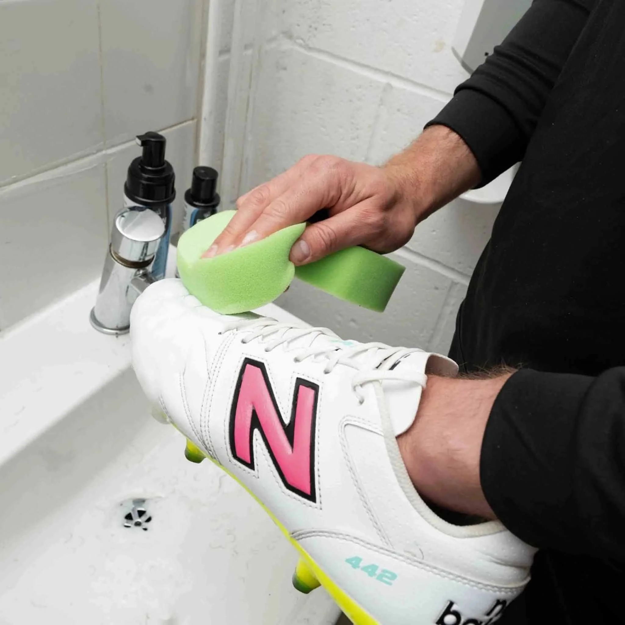 GloveGlu Clean Kick Foam nettoyant pour chaussures et équipement de soccer - Image 6